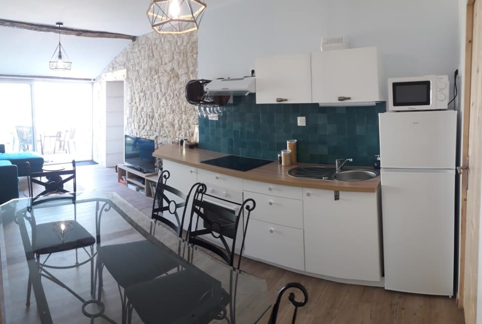 Kitchen or kitchenette, Dining area