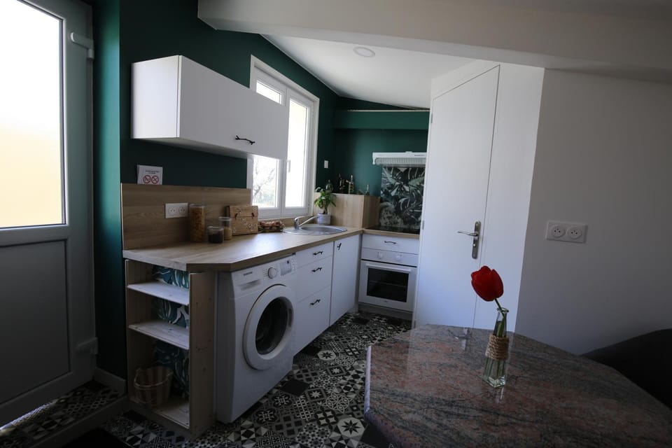 Kitchen or kitchenette, washing machine