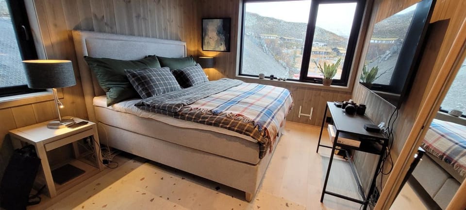 Bed, TV and multimedia, Bedroom, hair dresser