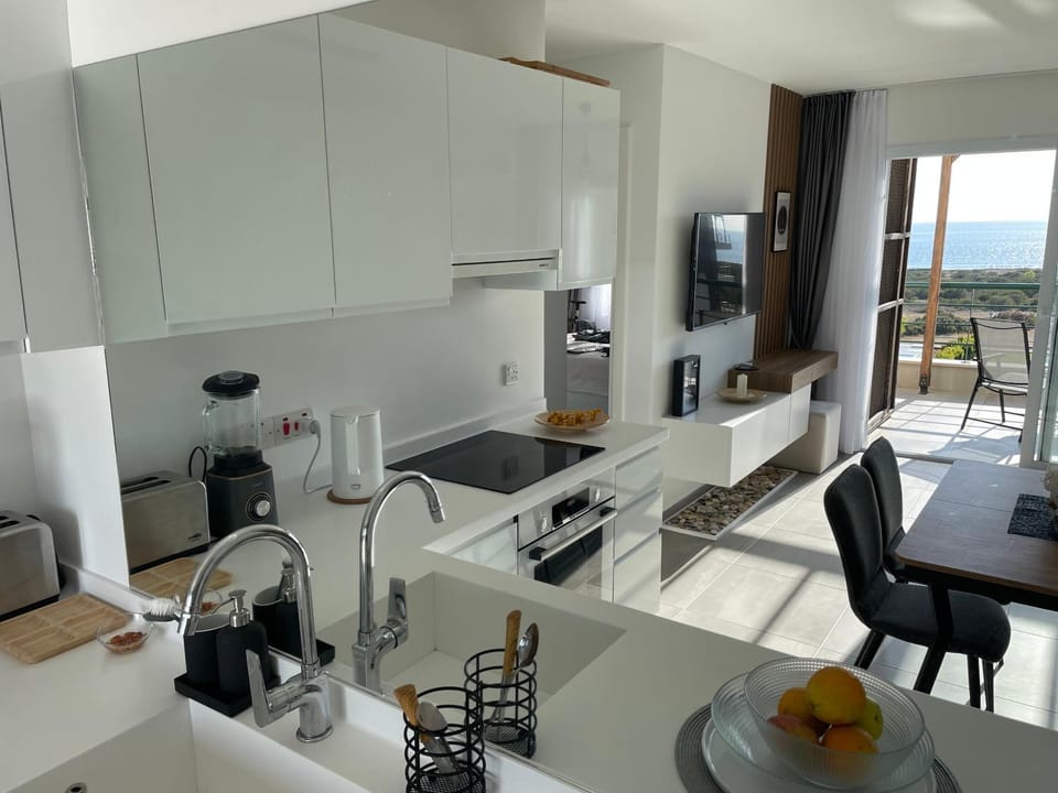 TV and multimedia, Coffee/tea facilities, Kitchen or kitchenette, Living room, Seating area, Dining area, Sea view, Sea view, pet friendly, stove, toaster
