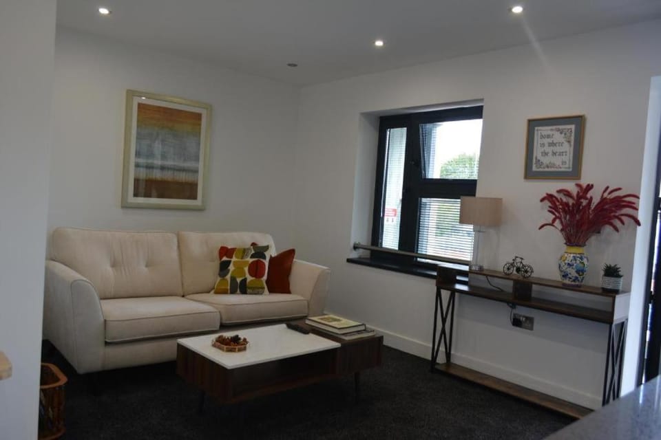 Cozy & Bright 2-Bedroom Apartment with Large Balcony and Free Parking Apartment in Oxford