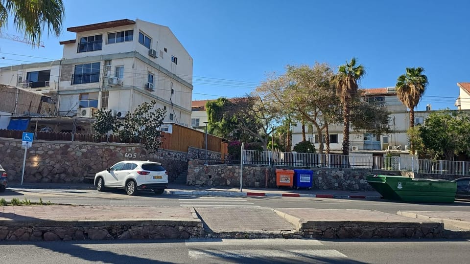 Property building, Day, Neighbourhood, Street view, Location, Parking