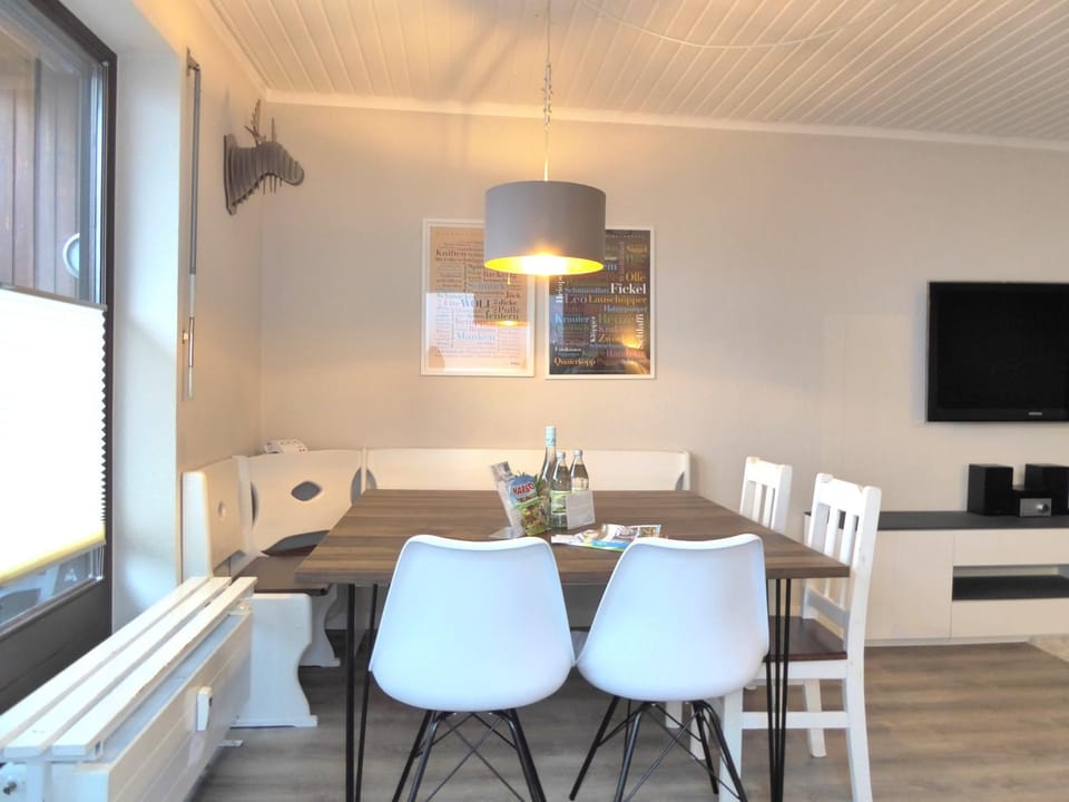 TV and multimedia, Kitchen or kitchenette, Living room, Seating area, Dining area