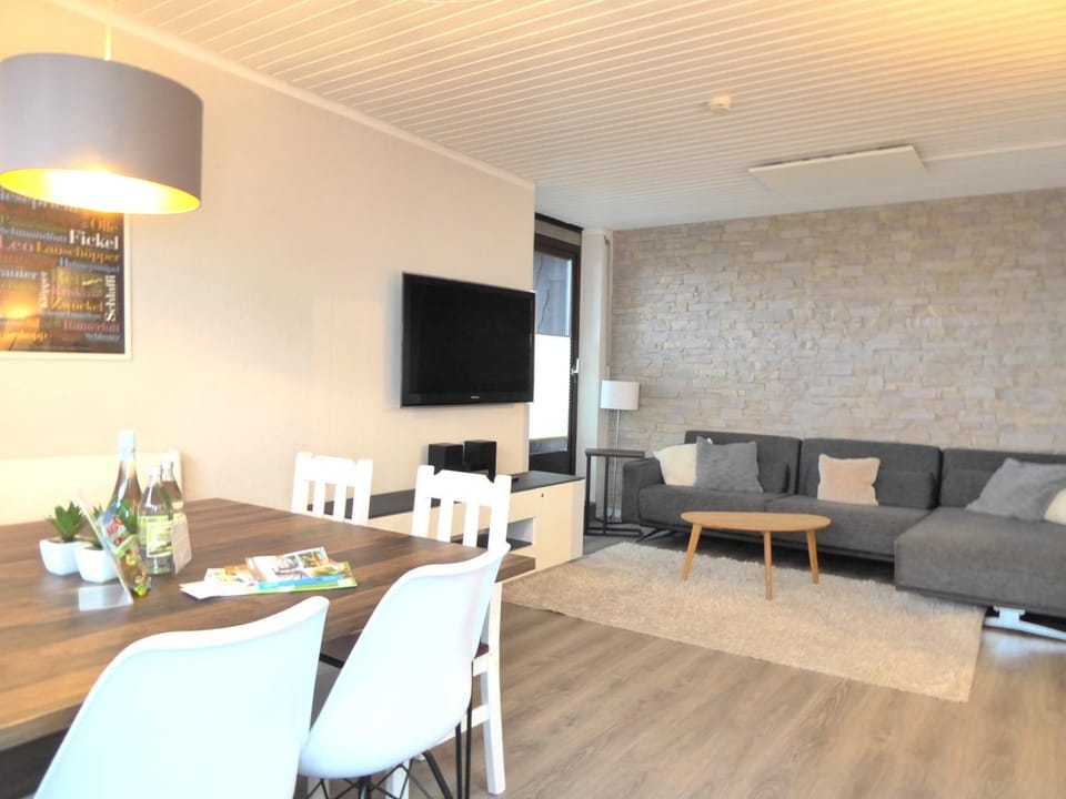 TV and multimedia, Living room, Seating area, Dining area