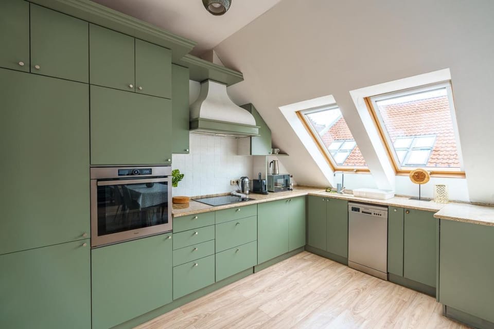 Coffee/tea facilities, microwave, oven, kitchen
