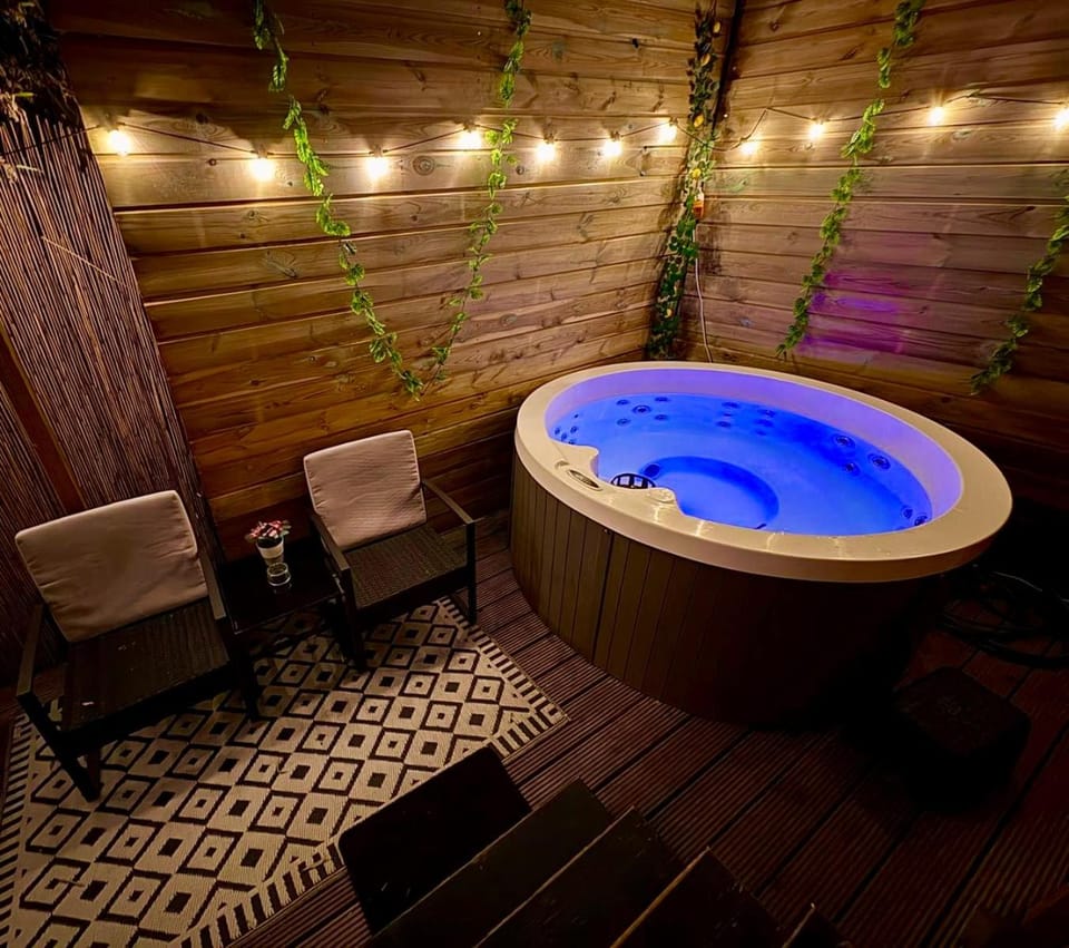 Romantic Tiny House with Private Jacuzzi and Garden between Amsterdam Haarlem and Schiphol Airport Chalet in Haarlem