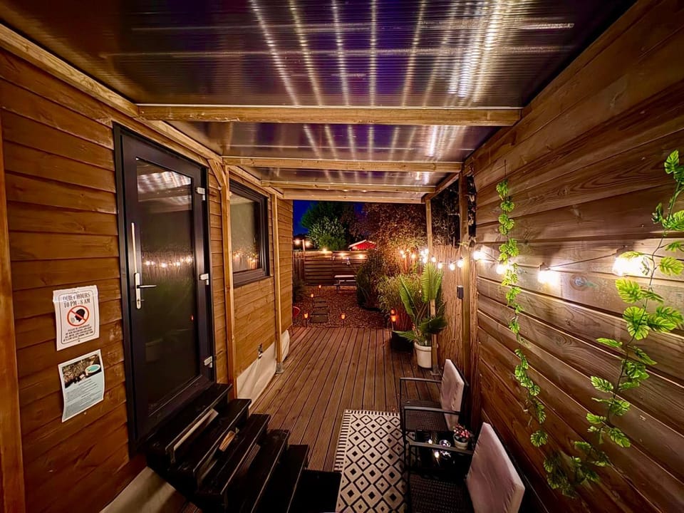 Romantic Tiny House with Private Jacuzzi and Garden between Amsterdam Haarlem and Schiphol Airport Chalet in Haarlem