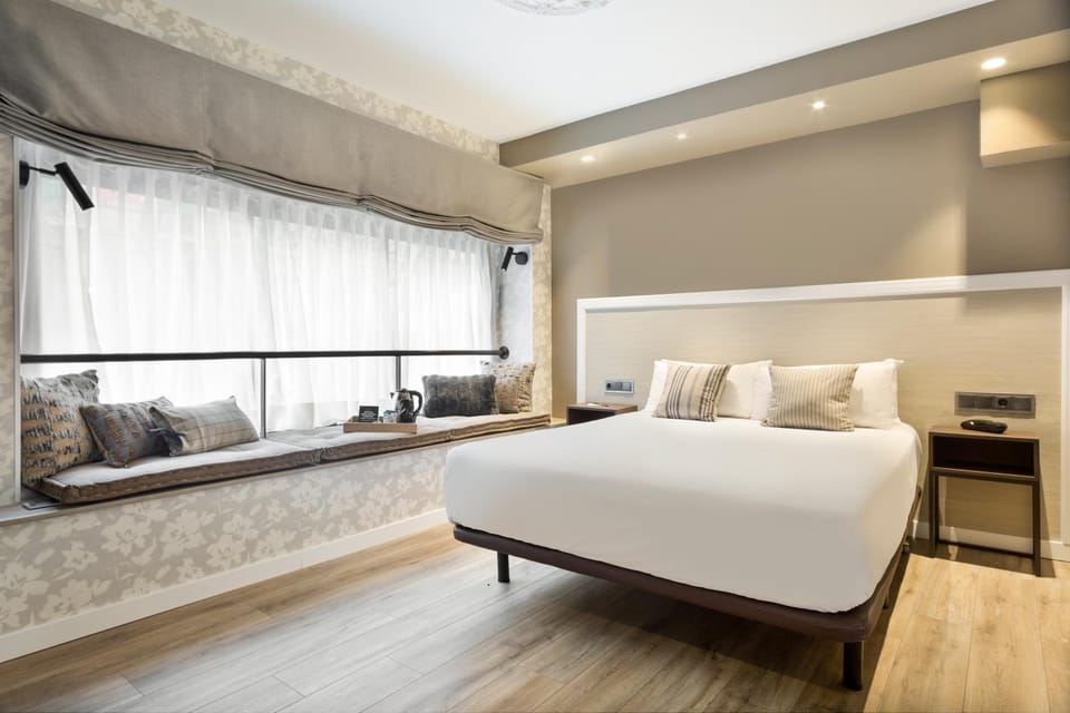 Bed, Photo of the whole room, Decorative detail, Decorative detail, Bedroom