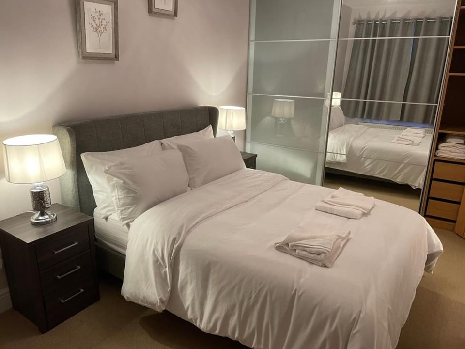 Bed, Photo of the whole room, Bedroom, towels