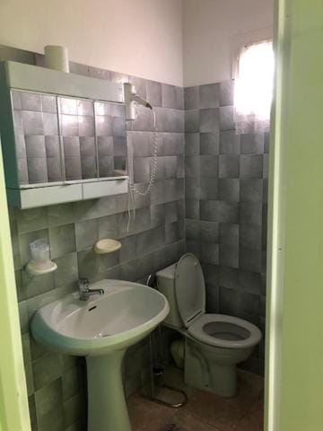 Shower, Toilet