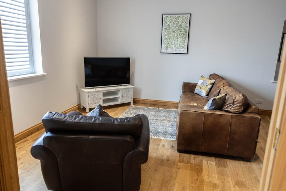 TV and multimedia, Living room, Seating area, Evening entertainment