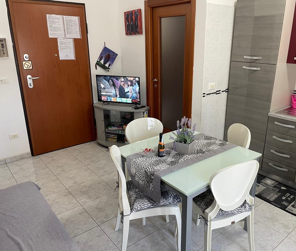 TV and multimedia, Seating area, Dining area