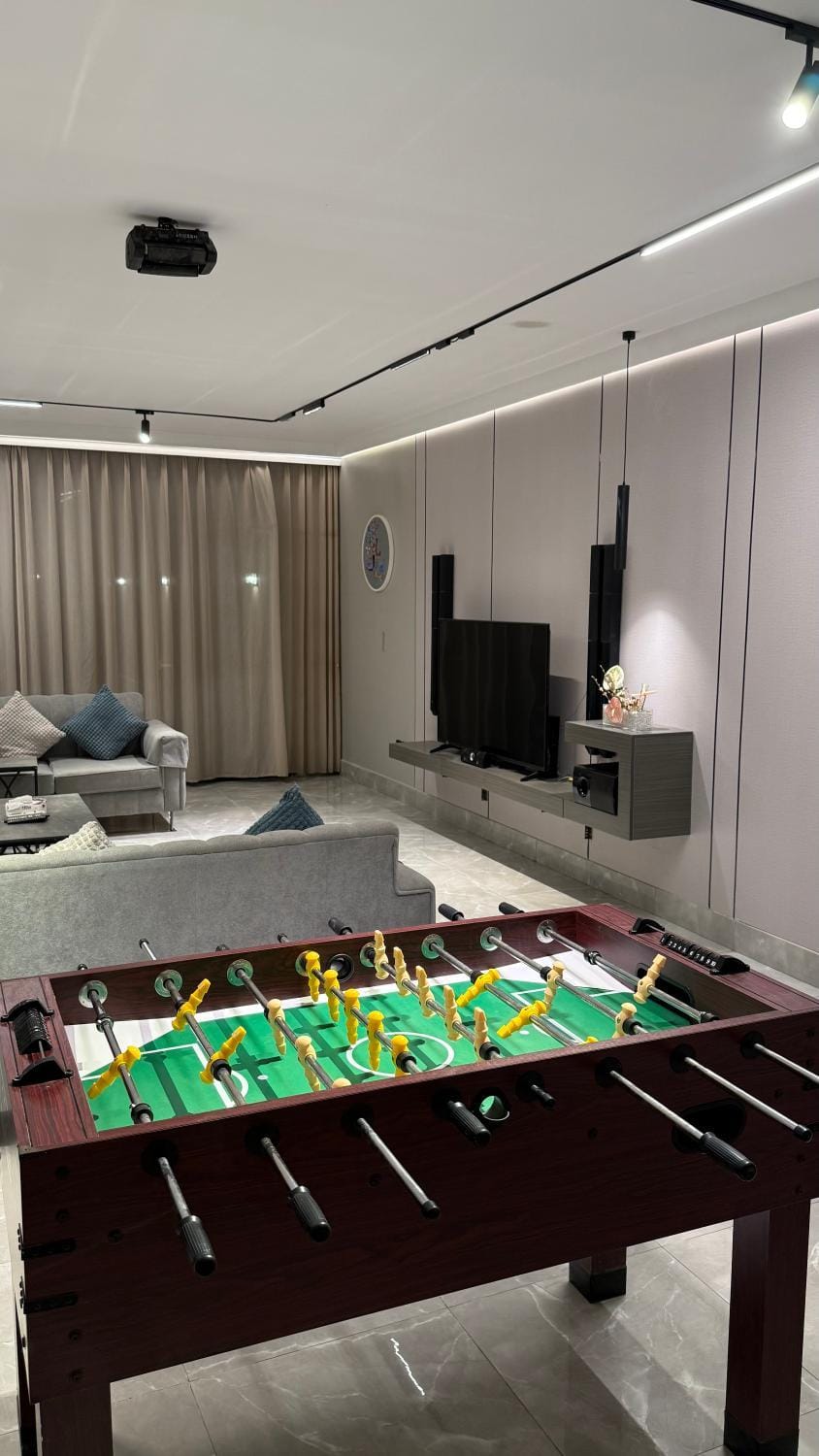 Communal lounge/ TV room, Game Room, Table tennis, TV and multimedia, Living room, Seating area, Evening entertainment