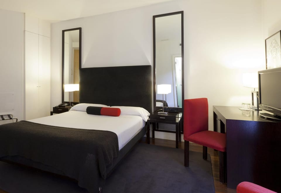 Seating area, Bedroom, City view