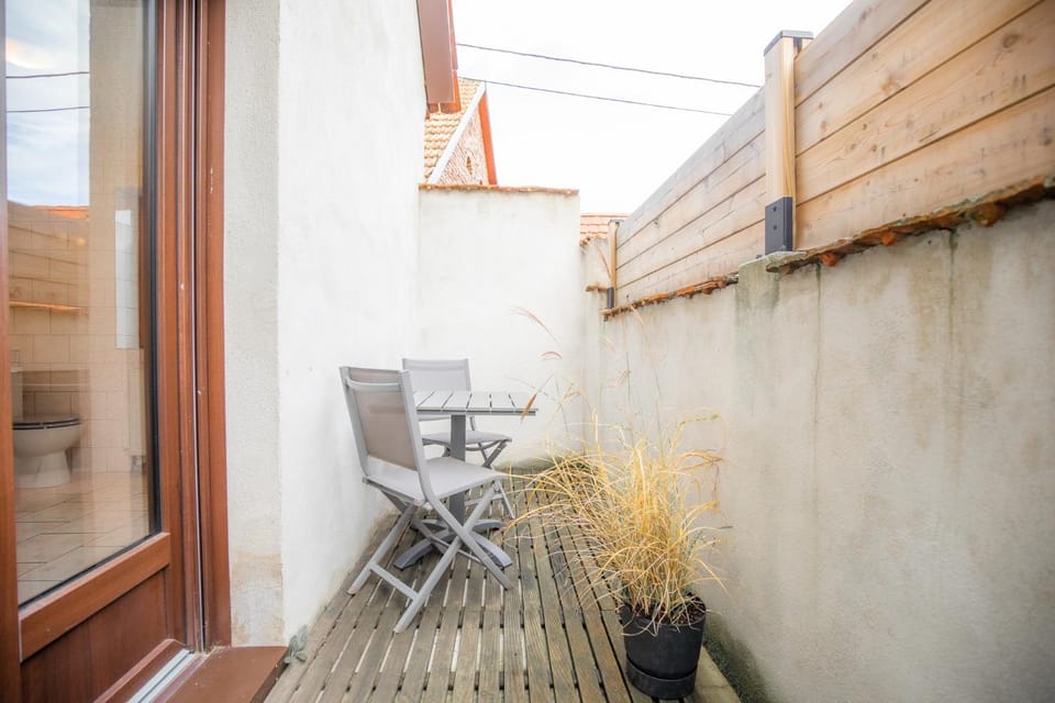 Patio, Day, Balcony/Terrace, Dining area