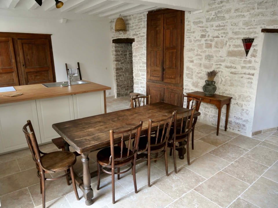 Kitchen or kitchenette, Dining area