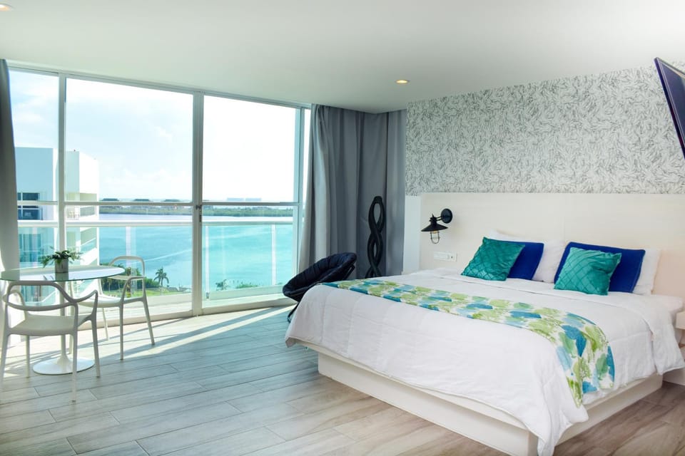 Bed, Natural landscape, Balcony/Terrace, Photo of the whole room, Bedroom, Lake view, Sea view, towels, air conditioner