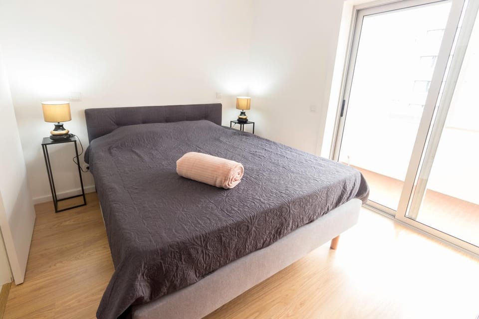 Bed, Balcony/Terrace, Photo of the whole room, Decorative detail, Bedroom, Seasons, Family, towels