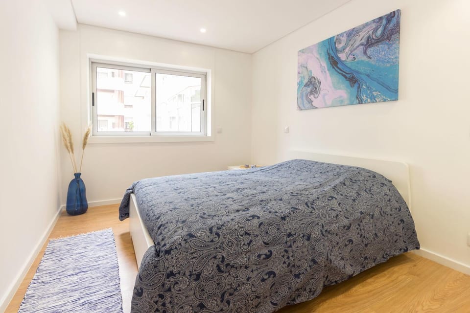 Bed, View (from property/room), Photo of the whole room, Decorative detail, Bedroom, Street view, Seasons, Family, Quiet street view