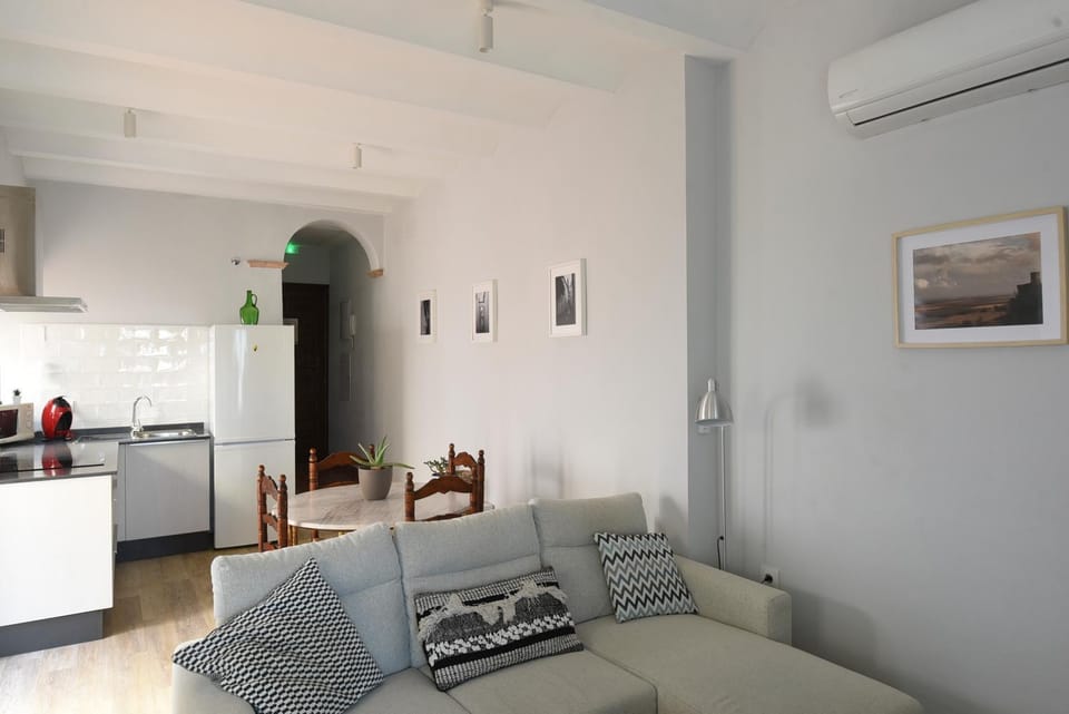 Kitchen or kitchenette, Living room, Lounge or bar, Seating area, Dining area, stove, air conditioner