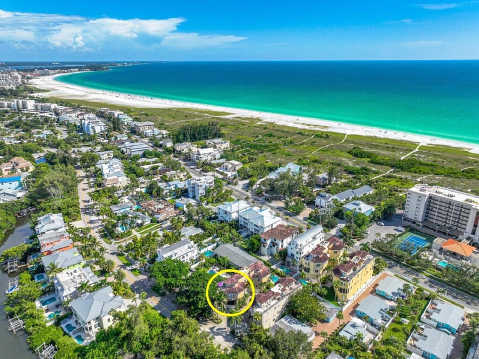 Property building, Bird's eye view, Location