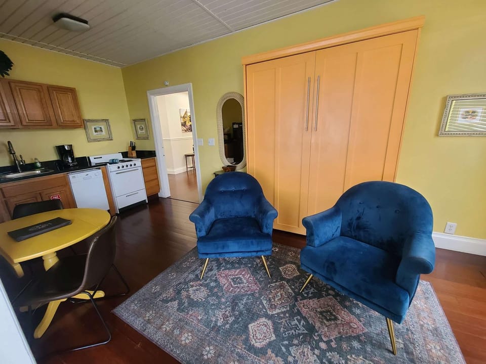 TV and multimedia, Kitchen or kitchenette, Living room, Seating area, Dining area
