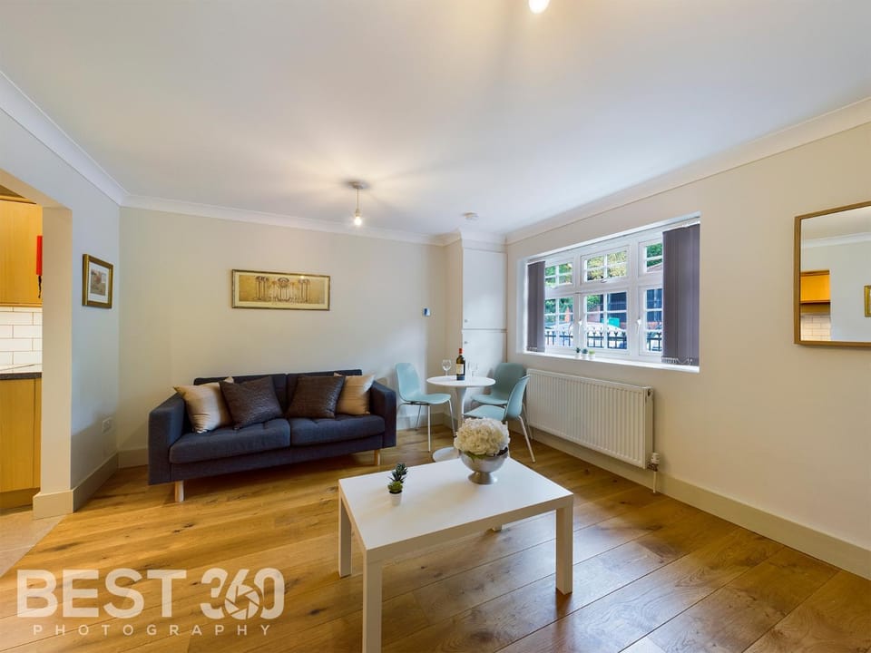 Redhill town centre apartment by Livingo Apartment in Redhill