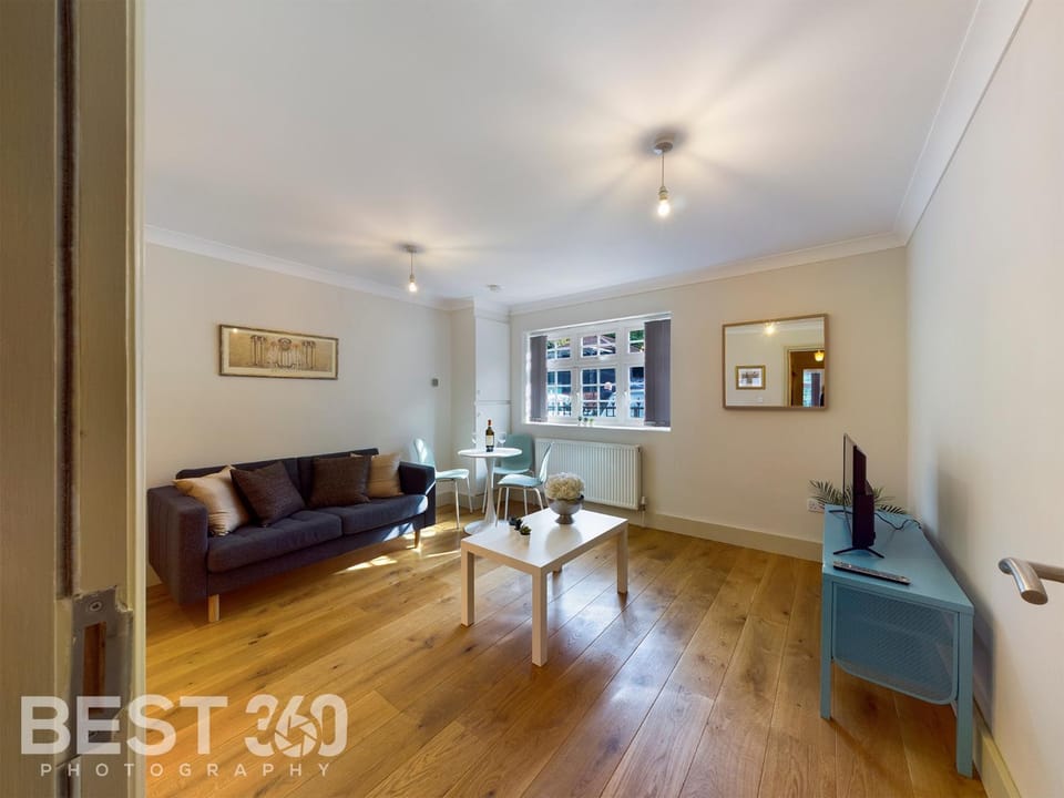 Redhill town centre apartment by Livingo Apartment in Redhill
