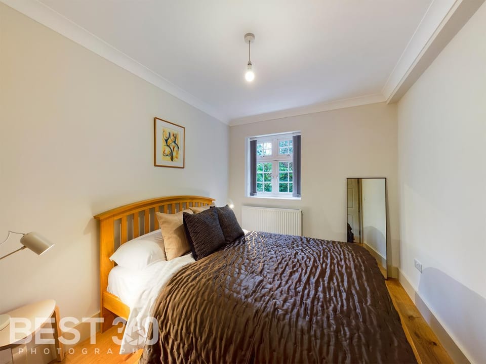 Redhill town centre apartment by Livingo Apartment in Redhill