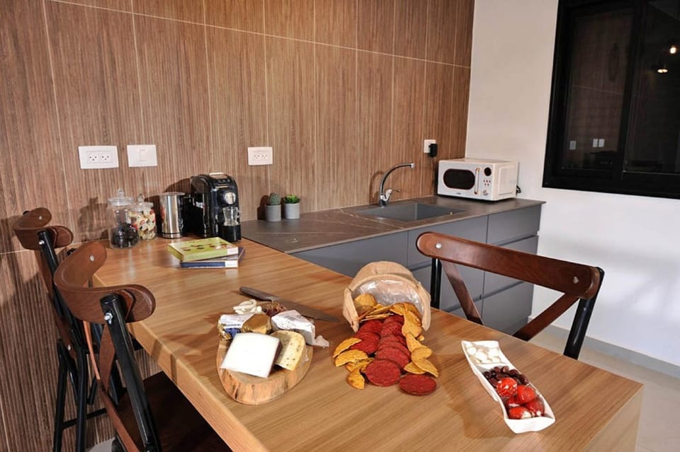 Coffee/tea facilities, Kitchen or kitchenette, Dining area, microwave