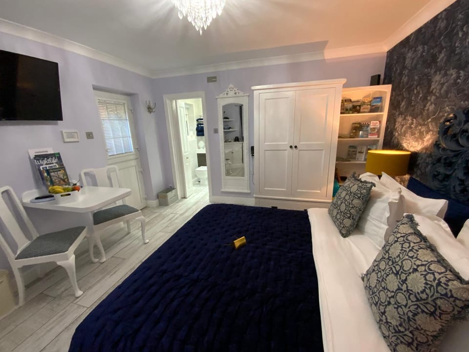 THE KNIGHTWOOD OAK a Luxury King Size Bed -En-Suite Space - LYMINGTON NEW FOREST with Private Entrance - Key Box entry-Free Parking & Private Outdoor Seating Area -Full Fibre WiFi -Town ,Shops , Pubs & Solent Way Walking Distance & Complimentary Breakfast Bed and Breakfast in Lymington