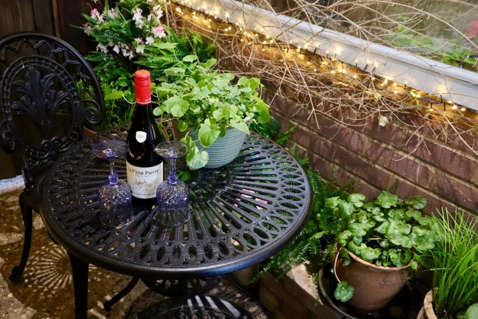 THE KNIGHTWOOD OAK a Luxury King Size Bed -En-Suite Space - LYMINGTON NEW FOREST with Private Entrance - Key Box entry-Free Parking & Private Outdoor Seating Area -Full Fibre WiFi -Town ,Shops , Pubs & Solent Way Walking Distance & Complimentary Breakfast Bed and Breakfast in Lymington