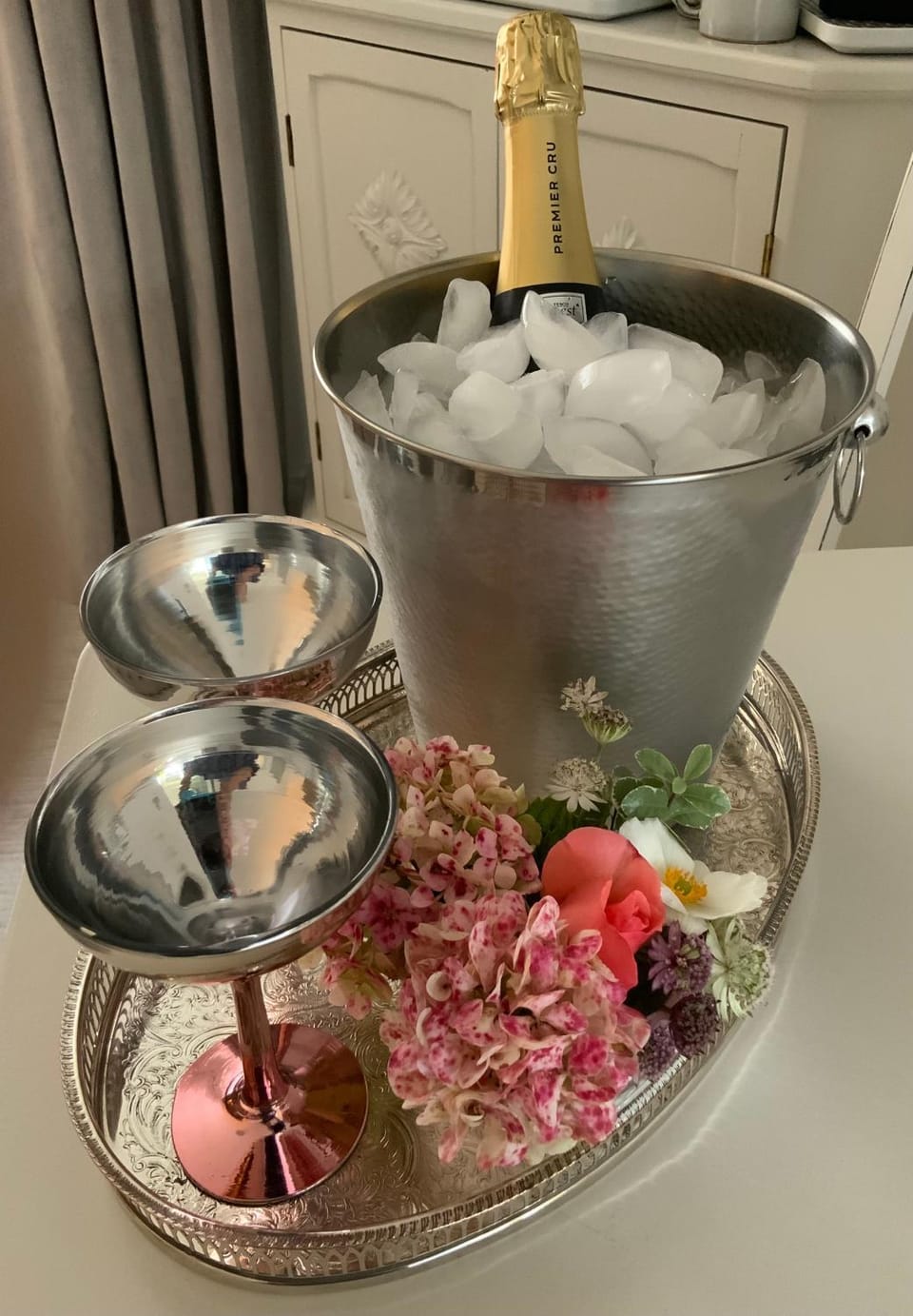 THE KNIGHTWOOD OAK a Luxury King Size Bed -En-Suite Space - LYMINGTON NEW FOREST with Private Entrance - Key Box entry-Free Parking & Private Outdoor Seating Area -Full Fibre WiFi -Town ,Shops , Pubs & Solent Way Walking Distance & Complimentary Breakfast Bed and Breakfast in Lymington