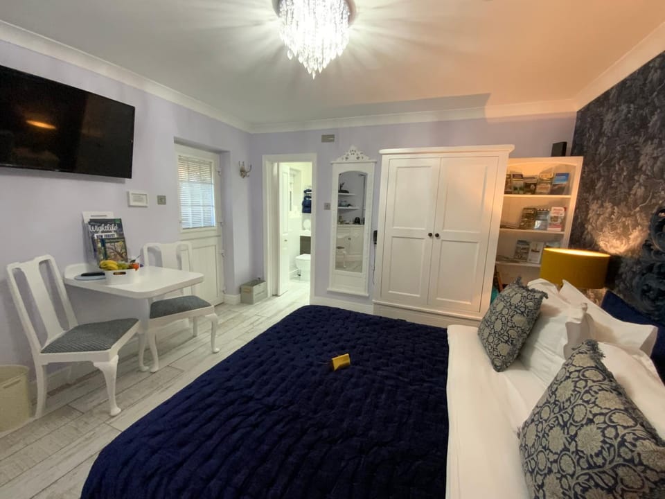 THE KNIGHTWOOD OAK a Luxury King Size Bed -En-Suite Space - LYMINGTON NEW FOREST with Private Entrance - Key Box entry-Free Parking & Private Outdoor Seating Area -Full Fibre WiFi -Town ,Shops , Pubs & Solent Way Walking Distance & Complimentary Breakfast Bed and Breakfast in Lymington