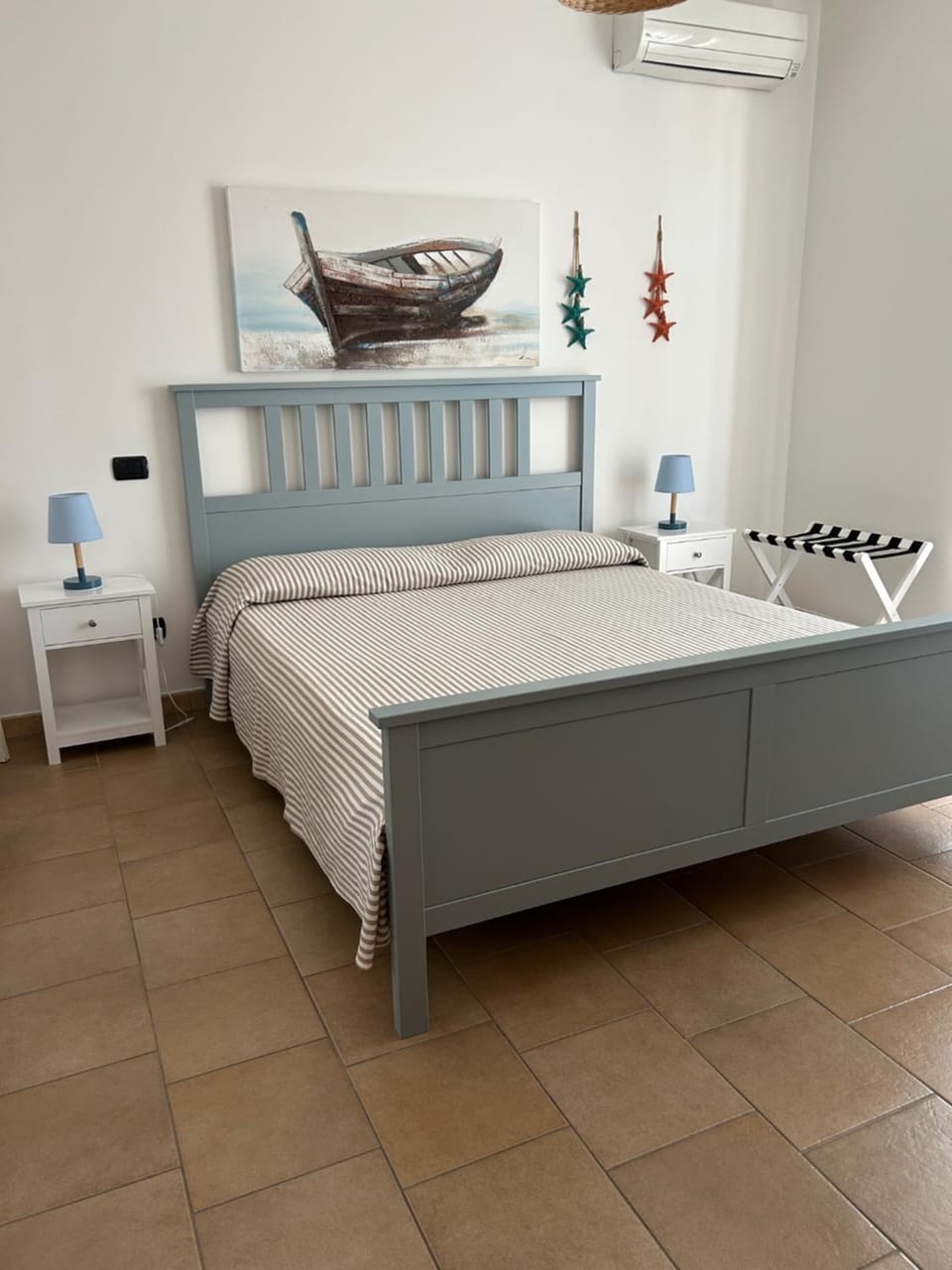 Bed, air conditioner