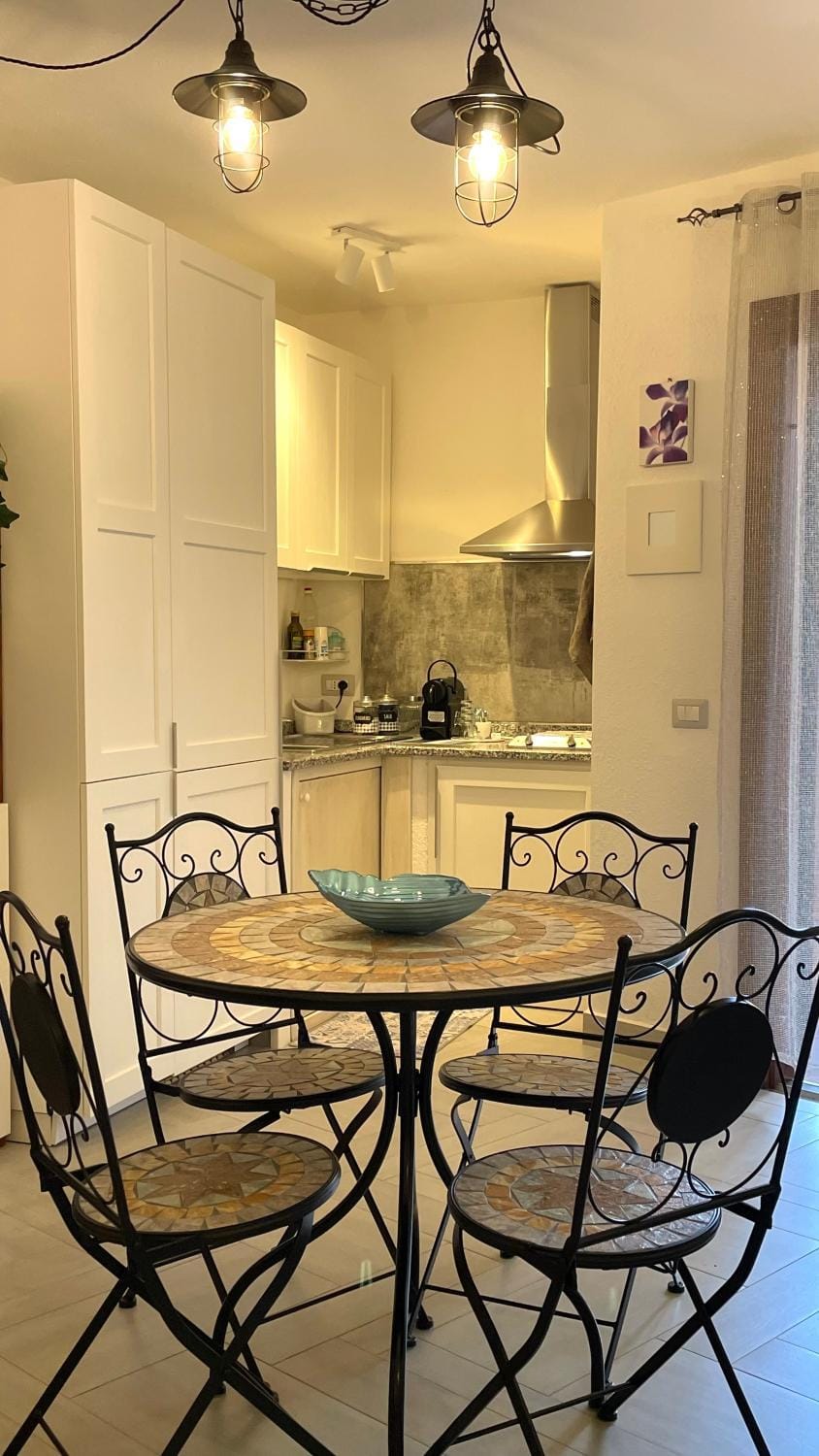 Kitchen or kitchenette, minibar, stove