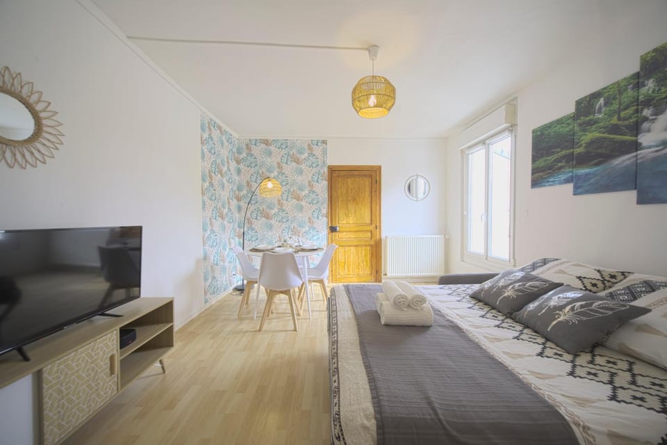 Communal lounge/ TV room, Bed, TV and multimedia, Living room, Seating area, Bedroom