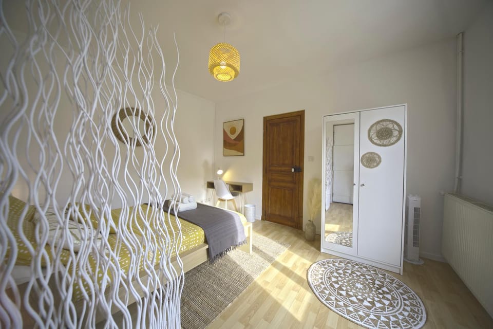 Bed, Photo of the whole room, wardrobe