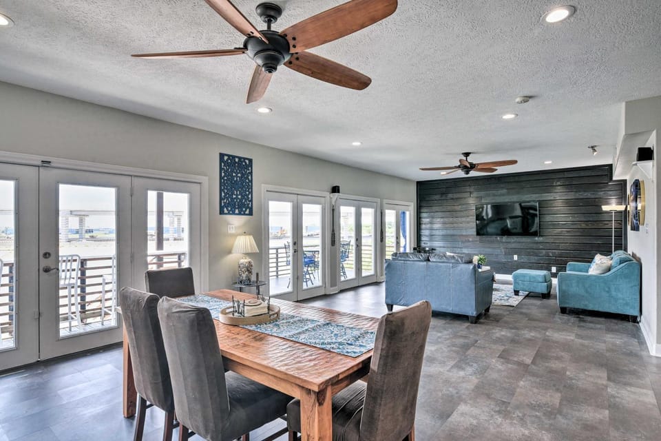 Secluded Seabrook Waterfront Home with Patio! House in Seabrook