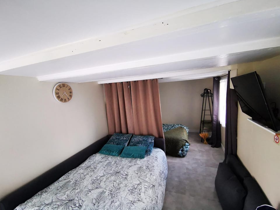 Communal lounge/ TV room, Bed