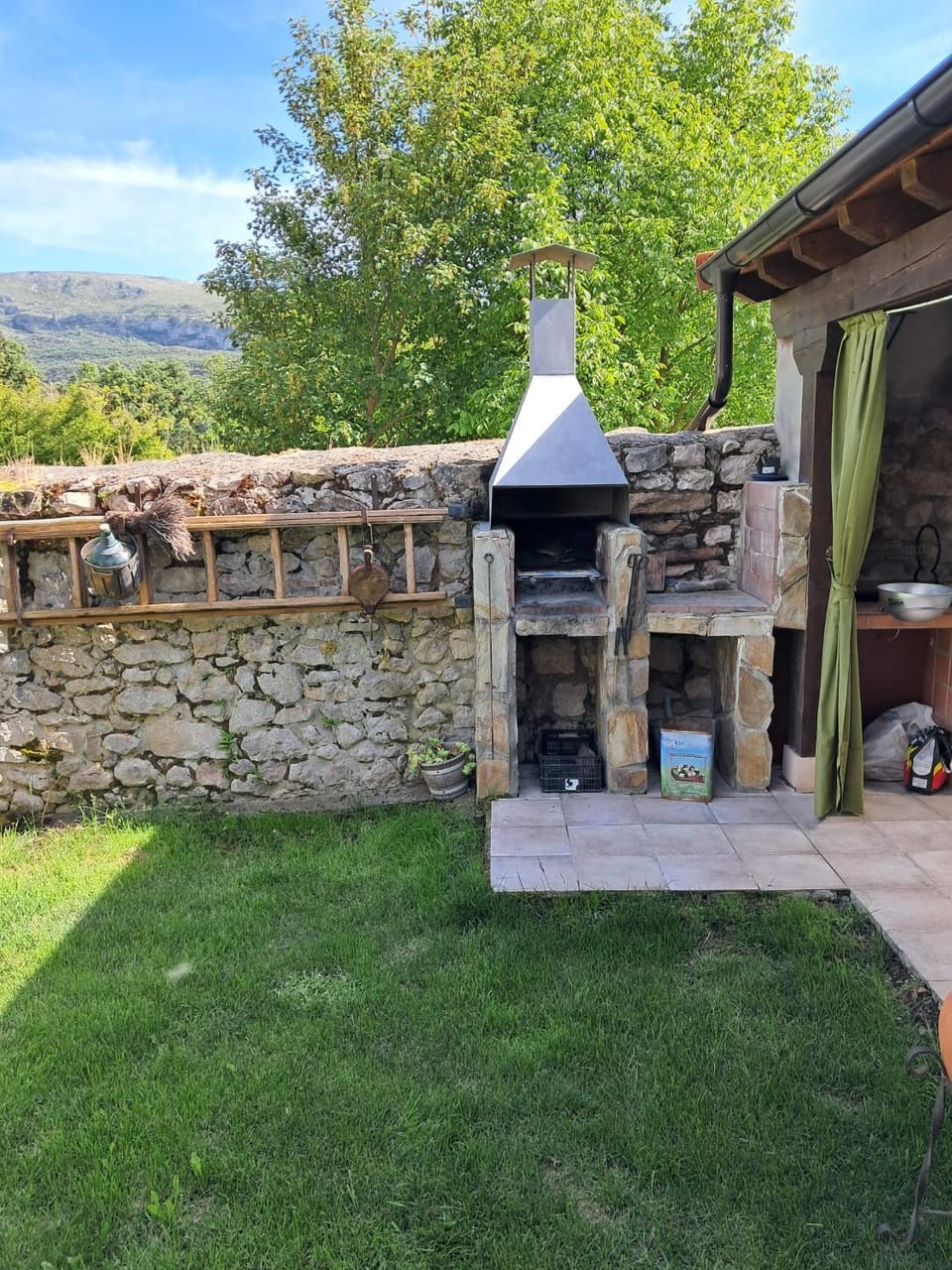 La antigua escuela bajo la Tesla House in Cantabria