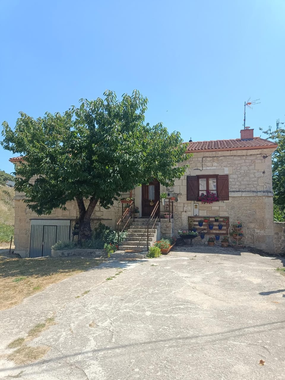 La antigua escuela bajo la Tesla House in Cantabria