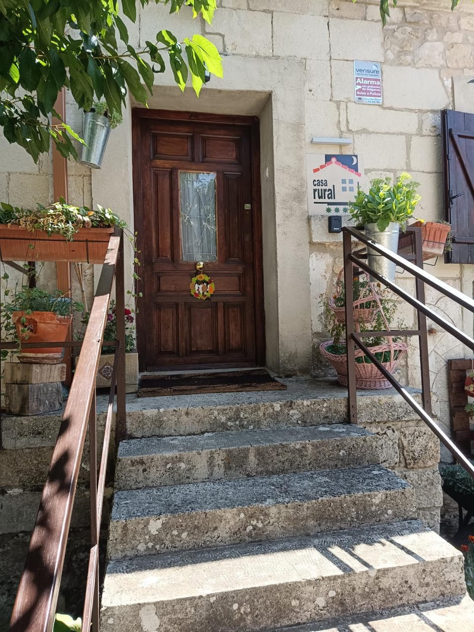 La antigua escuela bajo la Tesla House in Cantabria