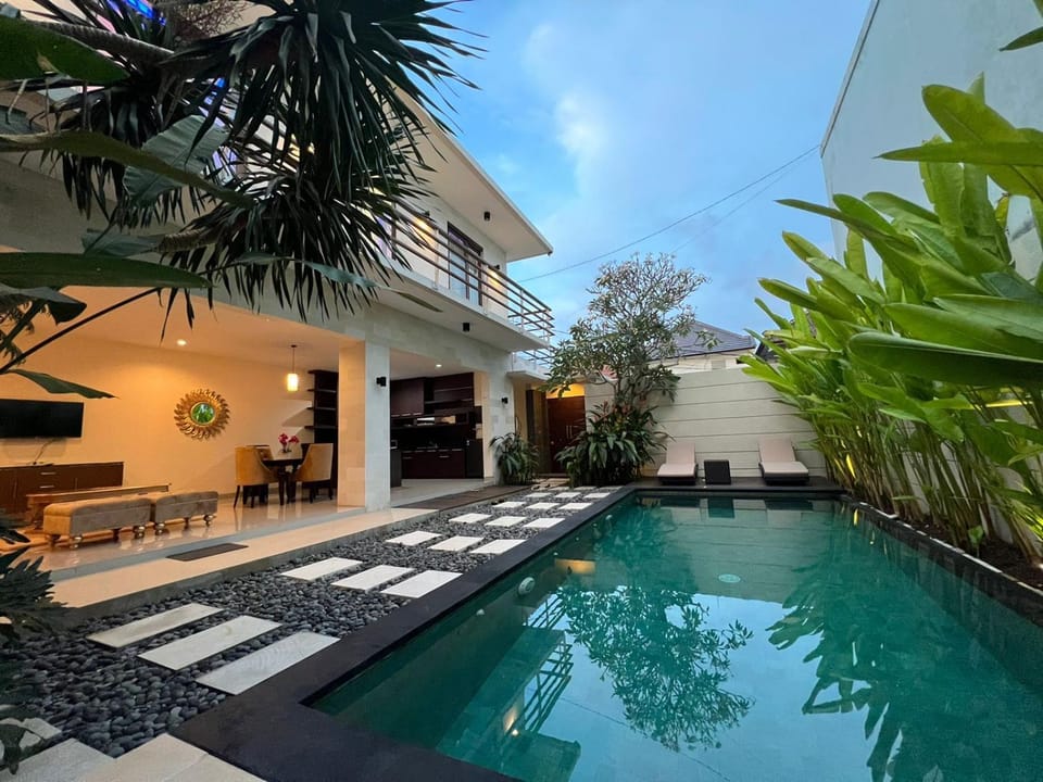 Patio, Day, Swimming pool, sunbed