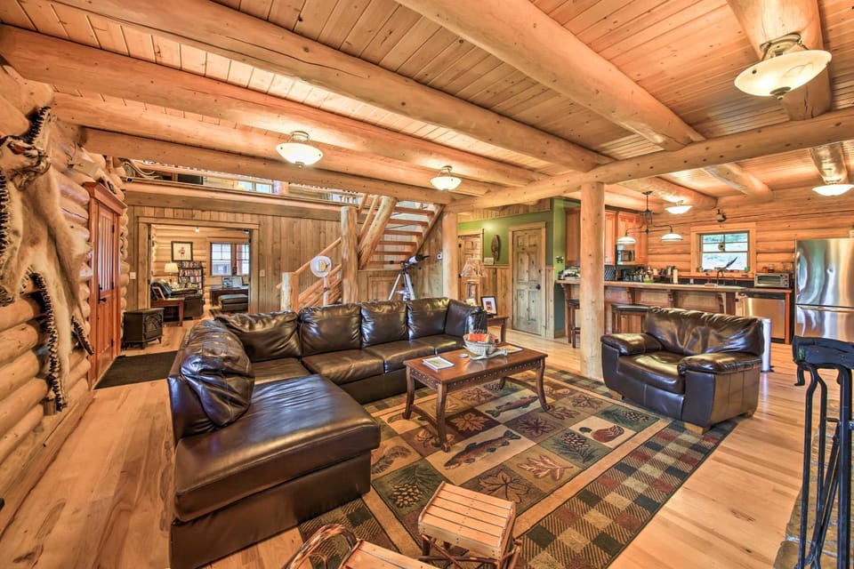 Waterfront Log Home w/ 95 Acres on Yaak River Villa in Idaho