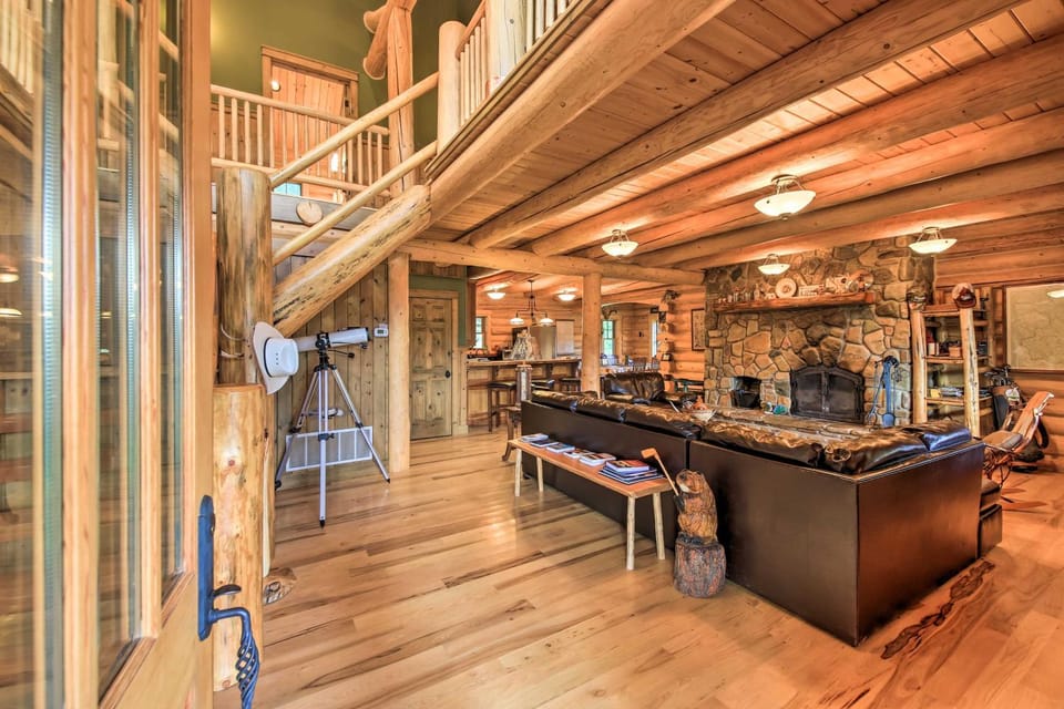 Waterfront Log Home w/ 95 Acres on Yaak River Villa in Idaho