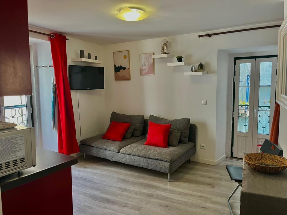 TV and multimedia, Kitchen or kitchenette, Living room, Seating area