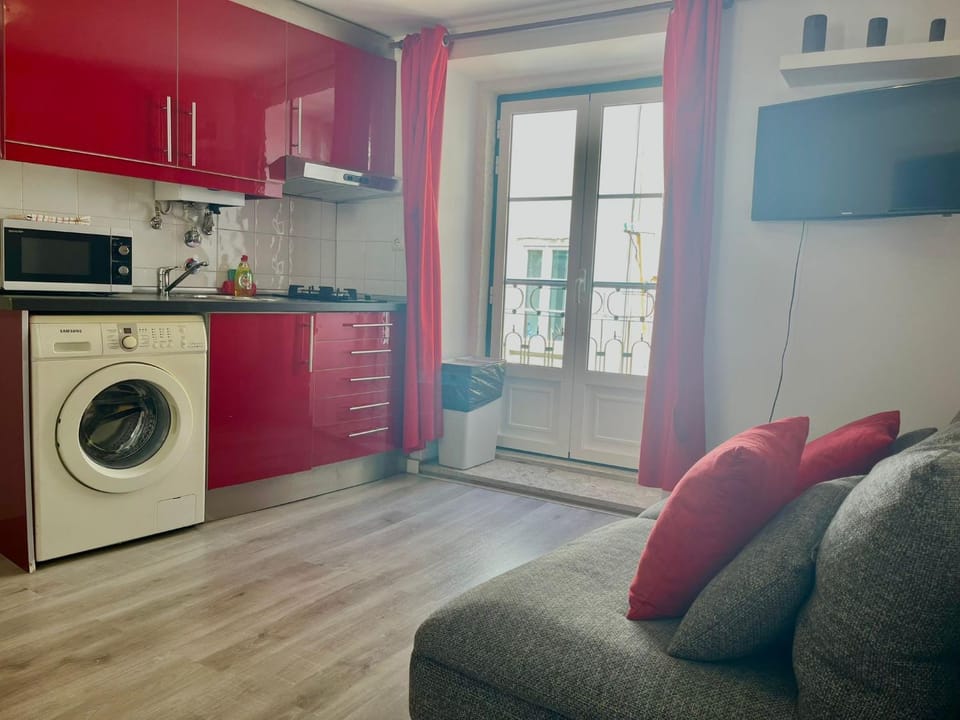 Kitchen or kitchenette, minibar, washing machine