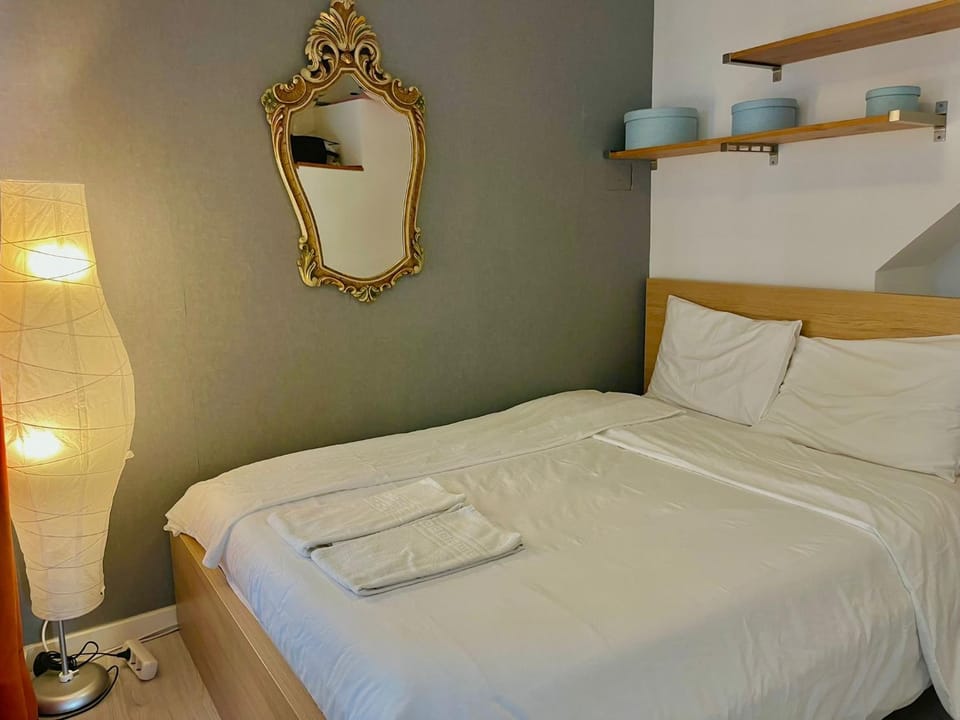 Bed, towels