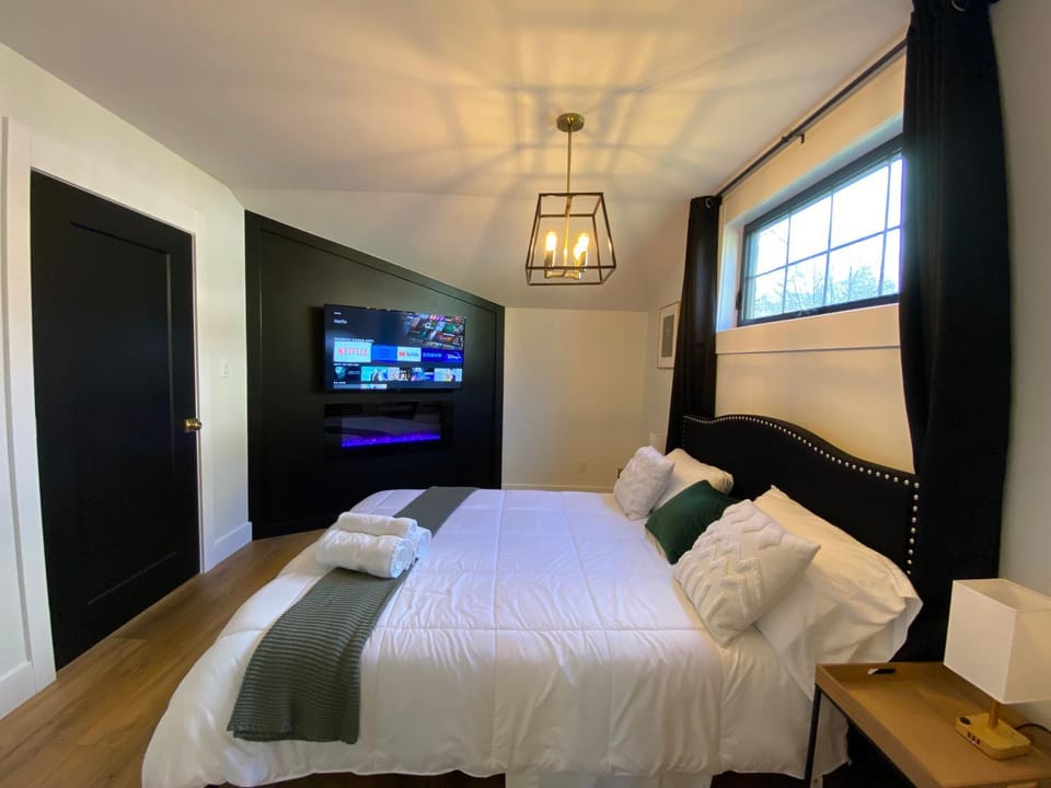 Bed, TV and multimedia, Photo of the whole room, Bedroom